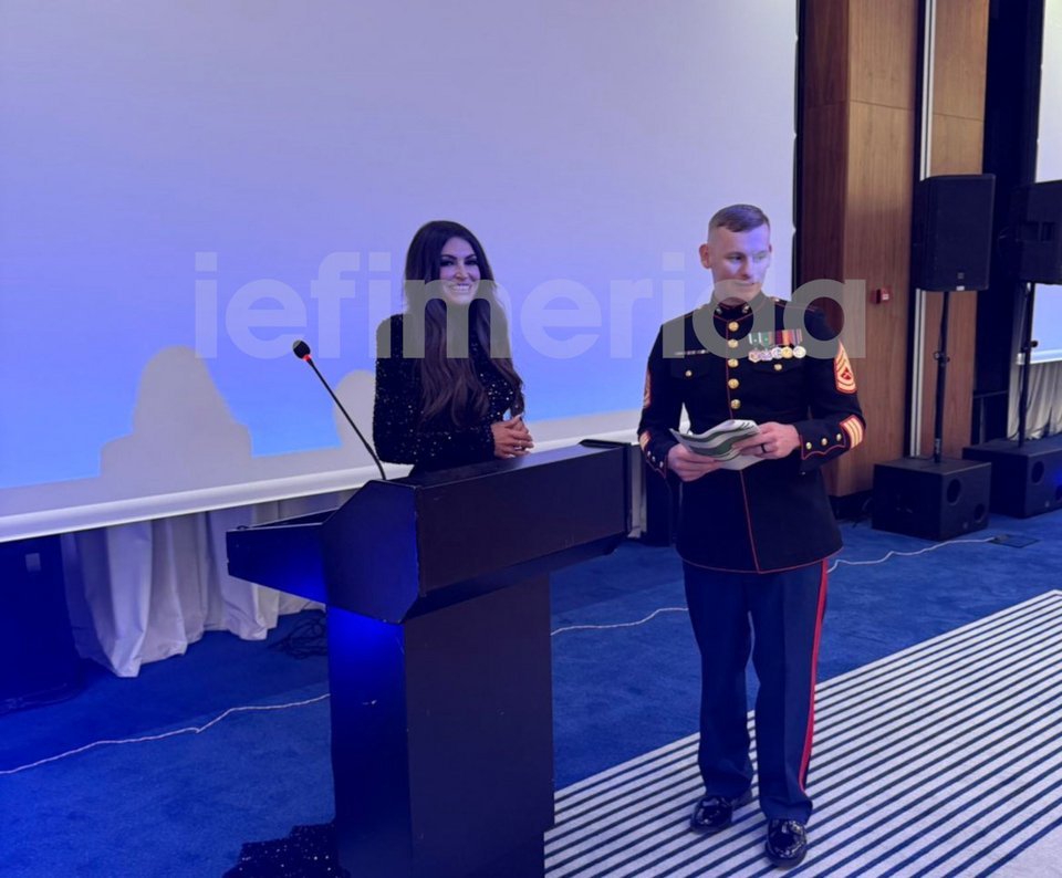 Η Κίμπερλι Γκιλφόιλ απευθύνθηκε στους καλεσμένους της εξαίροντας τους Αμερικανούς πεζοναύτες