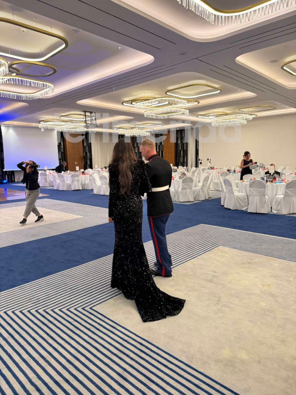 Η Κίμπερλι Γκιλφόιλ έκανε την πρώτη της δημόσια εμφάνιση στην Αθήνα με ένα εντυπωσιακό μαύρο φόρεμα με ουρά