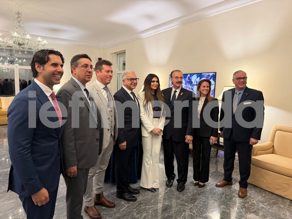 Η οικοδέσποινα της βραδιάς με καλεσμένους της 