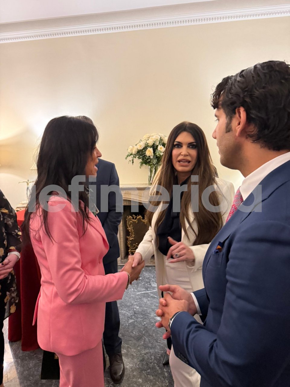 Η Κίμπερλι Γκίλφοϊλ με τη φίλη της Ελληνοαμερικανίδα Ελένη Μπούση 