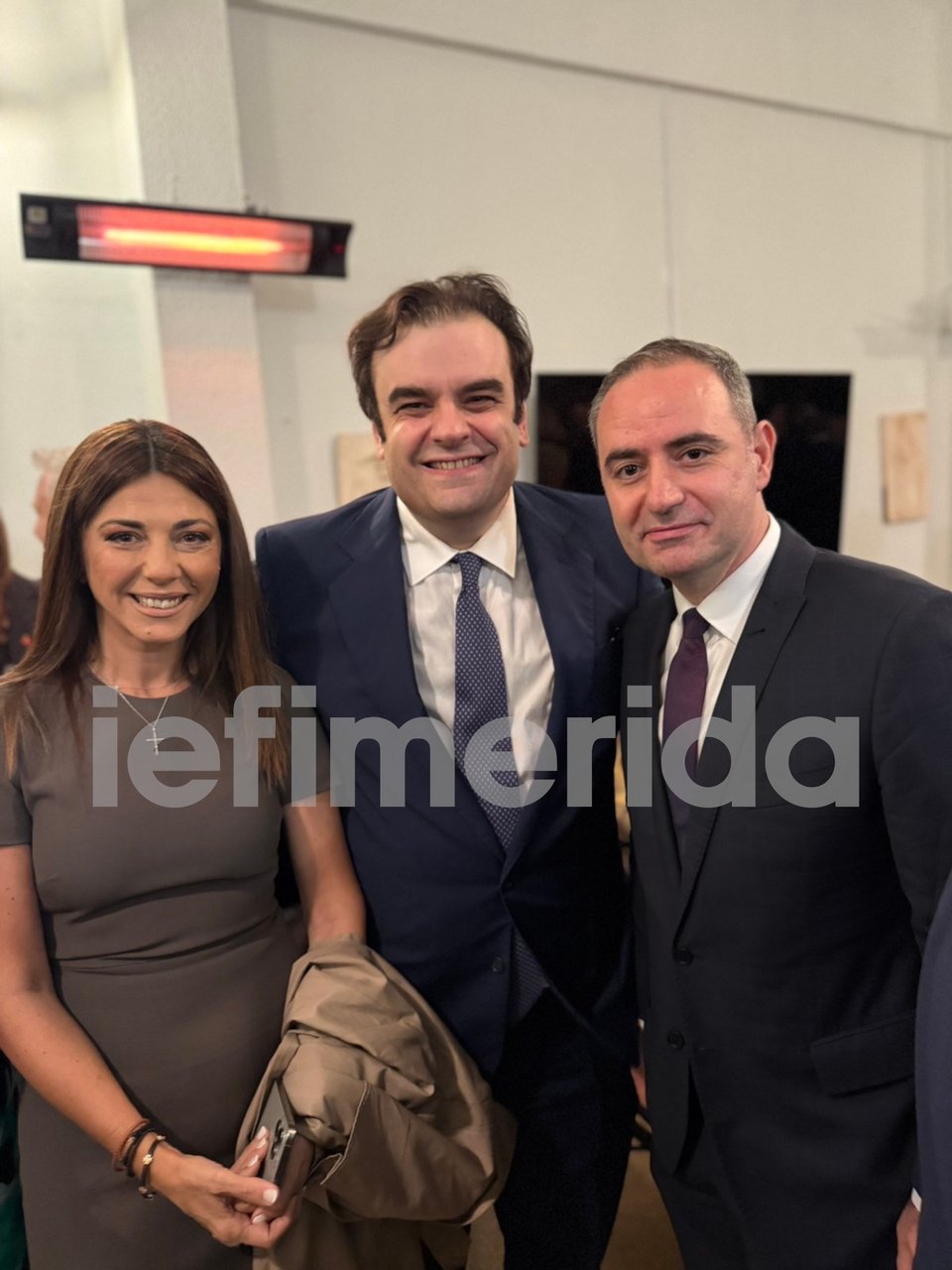 Η Σοφία Ζαχαράκη με τον Κυριάκο Πιερρακάκη και τον Άλεξ Ναζάρε, υπουργό Οικονομικών της Ρουμανίας