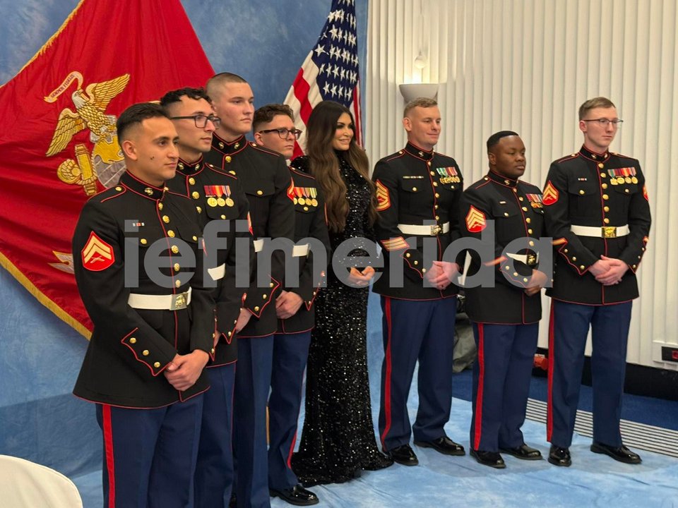 Η Κίμπερλι Γκιλφόιλ με Αμερικανούς πεζοναύτες 