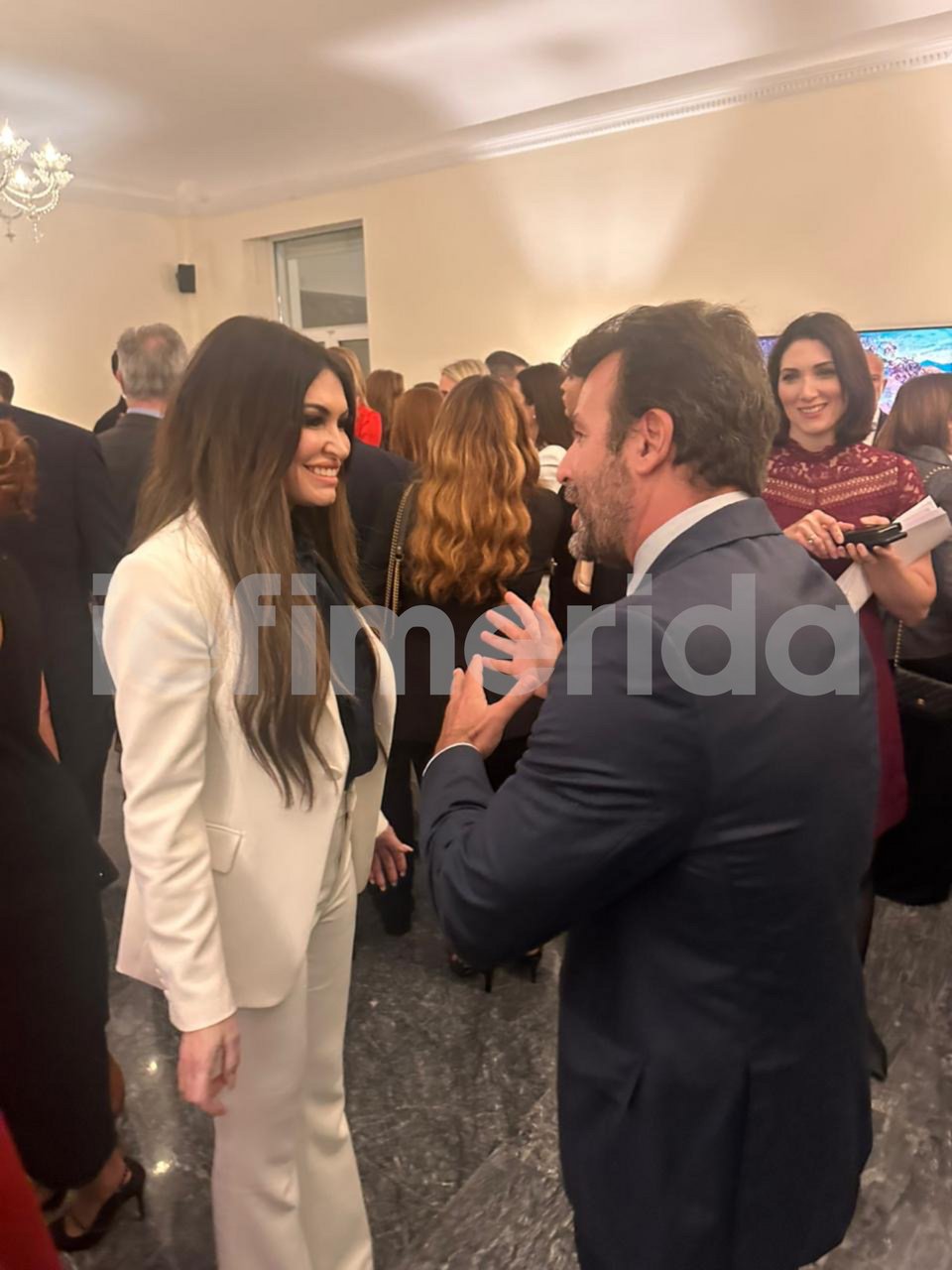 H Κίμπερλι Γκίλφοϊλ συνομιλεί με τον Μανώλη Σιγάλα της Hill International