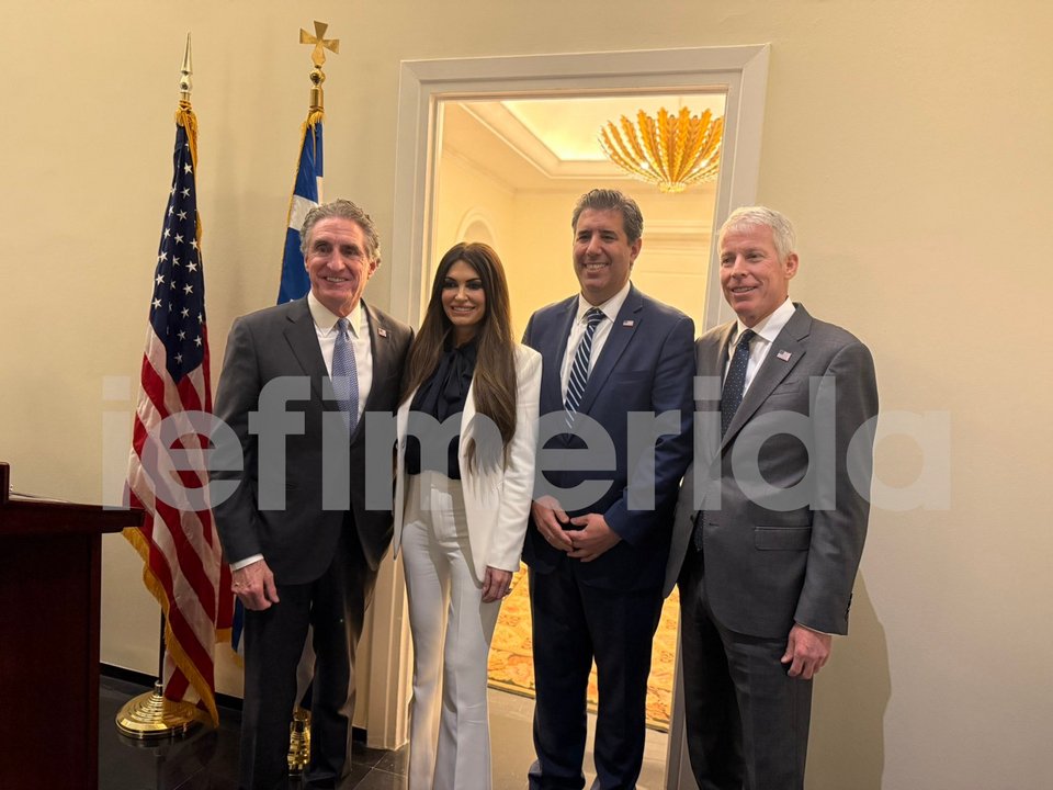 Ο υπουργός Εσωτερικών των ΗΠΑ Νταγκ Μπέργκαμ, η Κίμπερλι Γκίλφοϊλ, ο αναπληρωτής υπουργός Εξωτερικών των ΗΠΑ Μάικλ Ρήγας, ο υπουργός Ενέργειας των ΗΠΑ Κρις Ράιτ