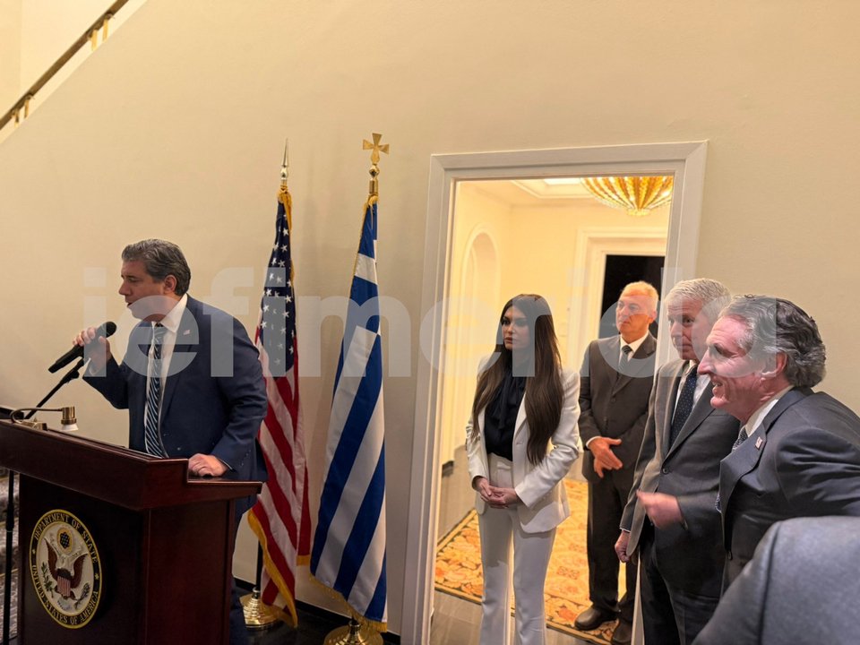 Στο βήμα ο αναπληρωτής υπουργός Εξωτερικών των ΗΠΑ Μάικλ Ρήγας, η Κίμπερλι Γκίλφοϊλ, ο υπουργός Ενέργειας των ΗΠΑ Κρις Ράιτ, ο υπουργός Εσωτερικών των ΗΠΑ Νταγκ Μπέργκαμ