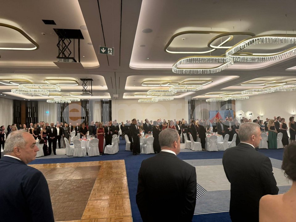 Στην κατάμεστη αίθουσα του ξενοδοχείου στην πρώτη εκδήλωση της Κίμπερλι Γκιλφόιλ βρέθηκαν περί τους 300 καλεσμένους