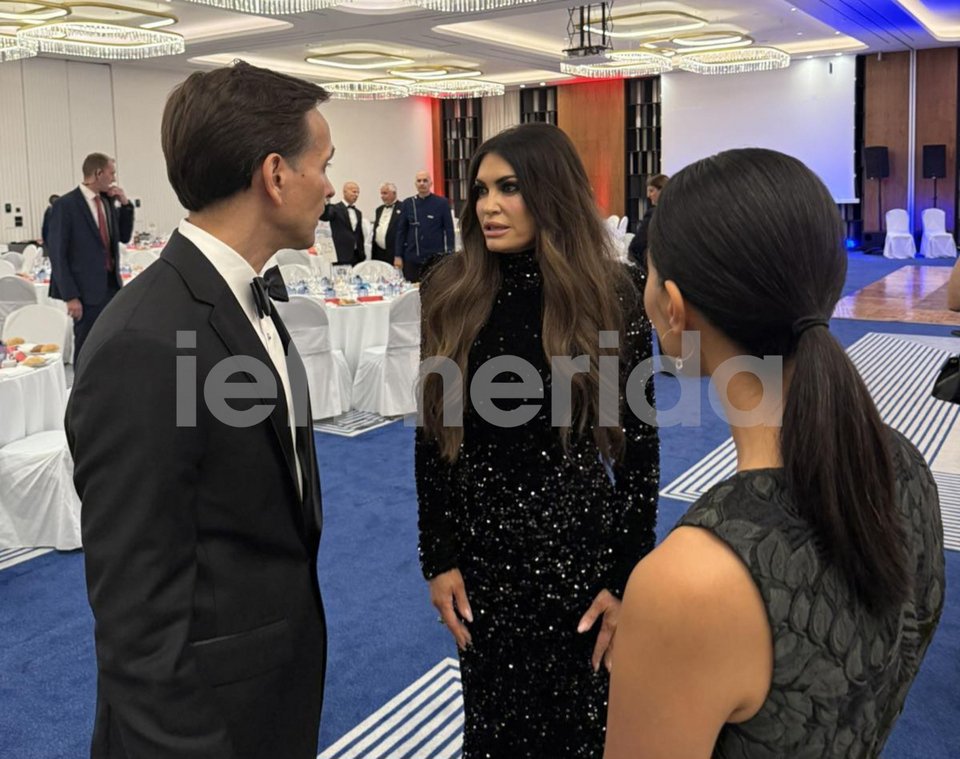 3.  Η νέα Πρέσβης με τον Τζόσουα Χάκ  