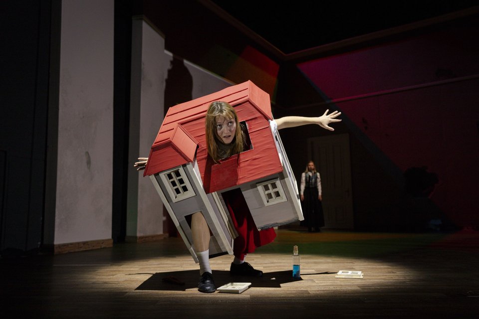 Οι Περιπέτειες της Αλίκης στη Χώρα των Θαυμάτων, η νέα παράσταση της Παιδικής Σκηνής του Εθνικού στο Ολύμπια, Δημοτικό Μουσικό Θέατρο «Μαρία Κάλλας», γίνεται προσβάσιμη σε όλους.