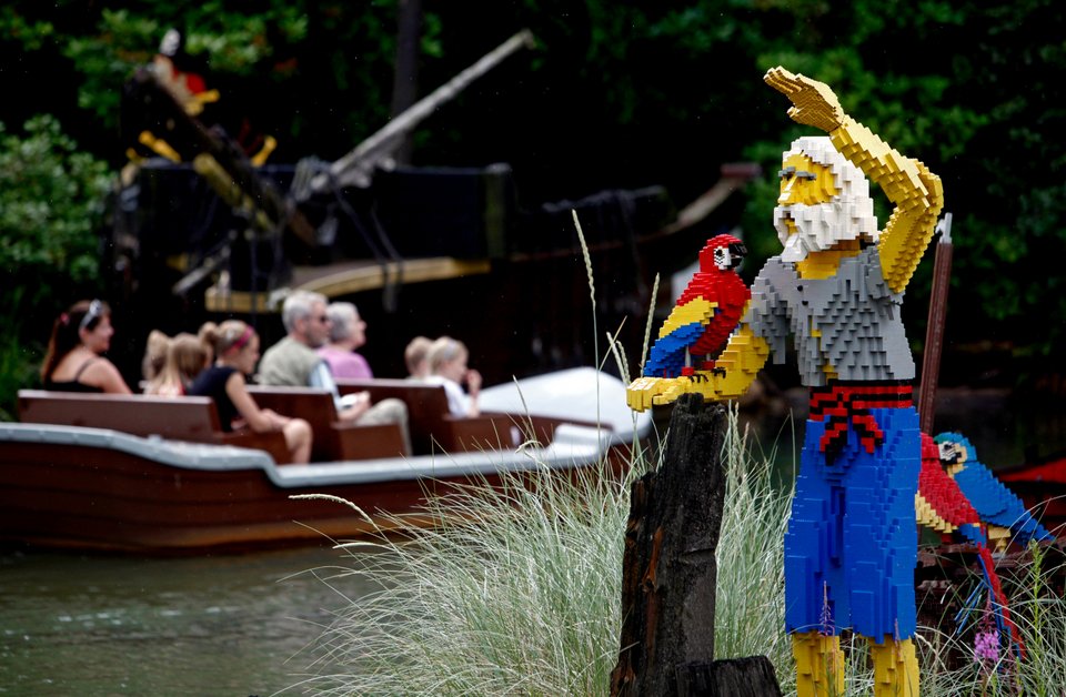 Παιδιά και ενήλικες στο λούνα παρκ Legoland στο Billund της Δανίας