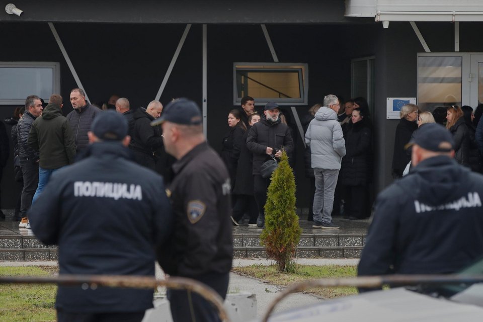 Συγγενείς των θυμάτων έξω από το δικαστήριο / Φωτογραφία: AP 