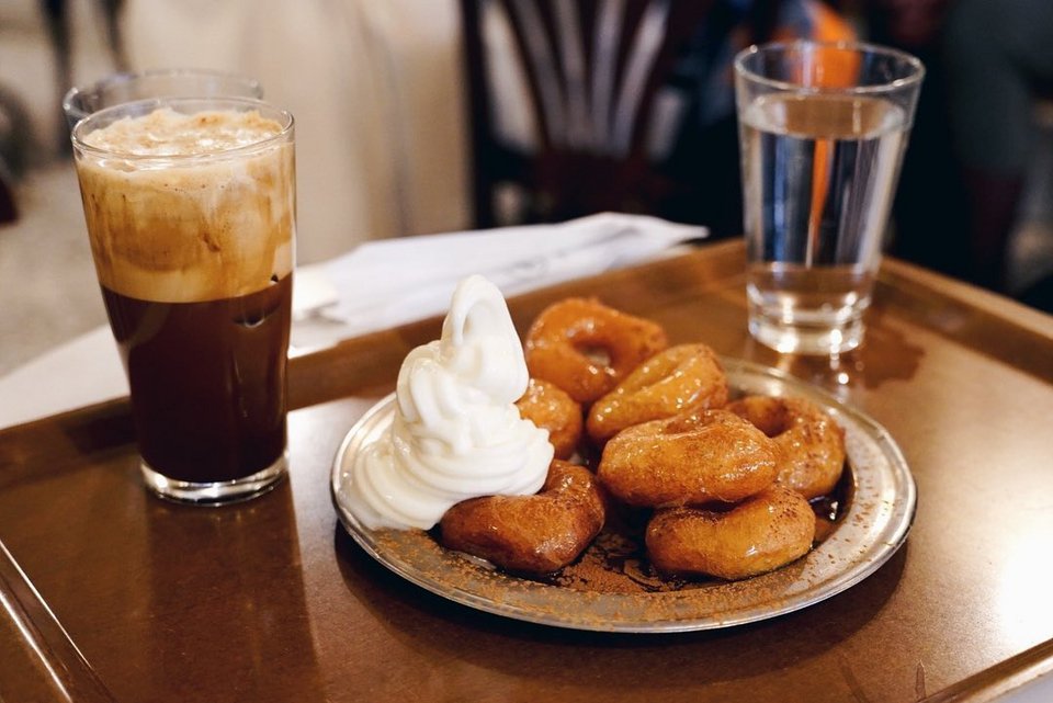 Λουκουμάδες και παγωτό μηχανής στον «Κρίνο».