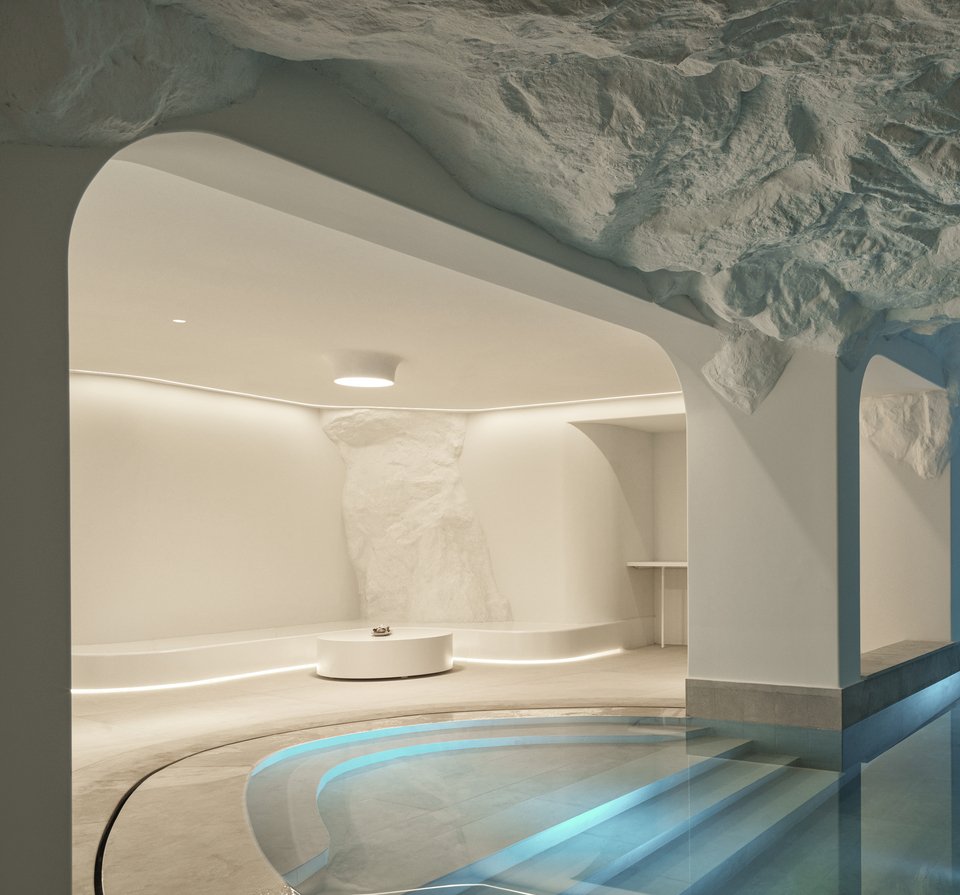 Εσωτερική πισίνα στο ξενοδοχείο Lovia Hotel από το αρχιτεκτονικό γραφείο Omniview Design