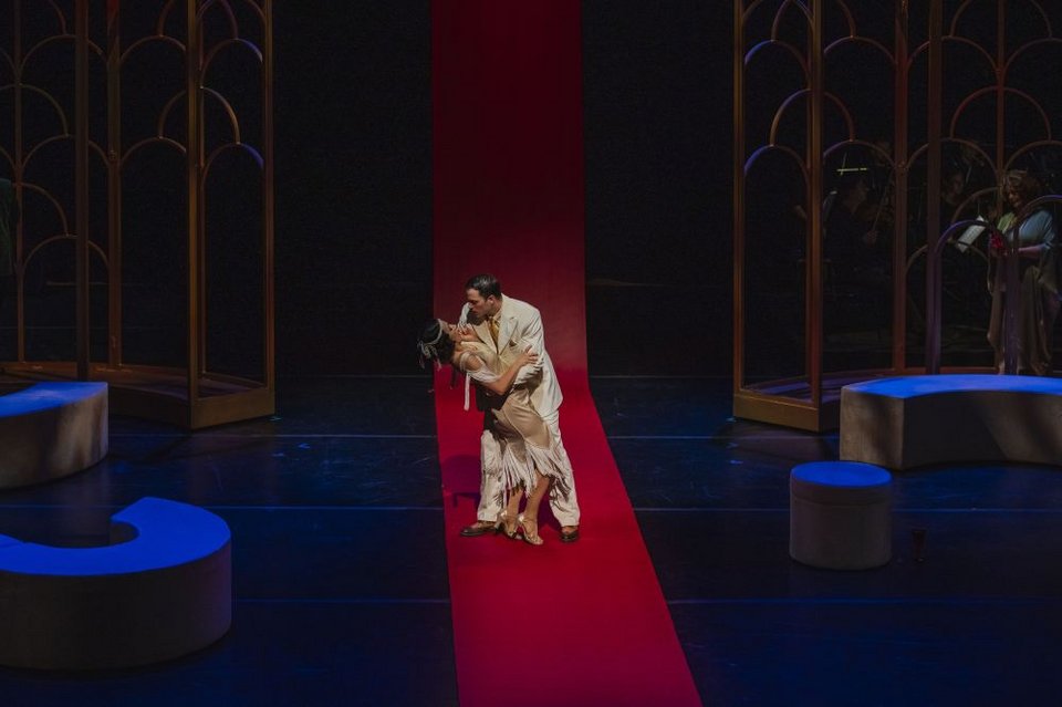 Η Άννα και ο Αδριανός παντρεύονται και πηγαίνουν γαμήλιο ταξίδι στη Ρώμη, στη Δύση. Κι όμως την ίδια στιγμή ελληνικά στρατεύματα έχουν αρχίσει να επιχειρούν στην Ανατολή, στη Μικρά Ασία