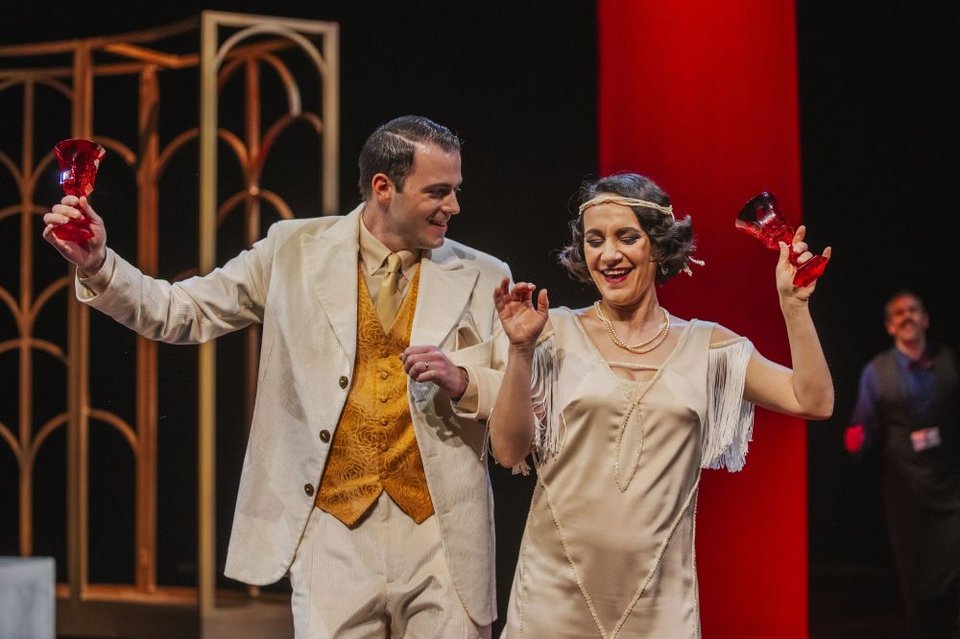 Eνα νεόνυμφο αστικό ζευγάρι η σχέση του οποίου διαταράσσεται όταν, κατά τη διάρκεια του γαμήλιου ταξιδιού τους στη Ρώμη, η νεαρή σύζυγος εκφράζει την επιθυμία να δει από κοντά τον Ποντίφικα!