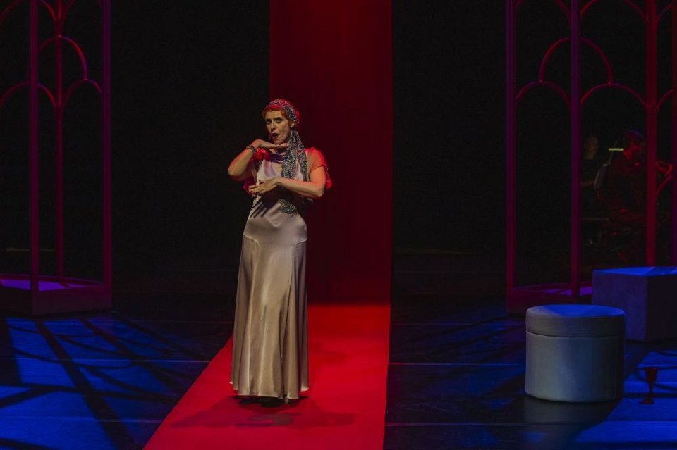 Το Θέλω να δω τον Πάπα! αναβιώνει στην Εναλλακτική Σκηνή της ΕΛΣ σε μουσική διεύθυνση Νίκου Βασιλείου, ενώ η πολυσχιδής Νατάσα Τριανταφύλλη υπογράφει την ευρηματική σκηνοθεσία