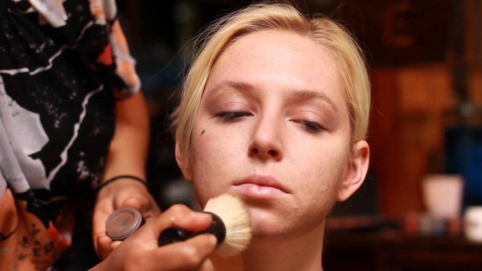 Η συγγραφέας δεν κάνει διαφημίσεις, δεν συνεργάζεται με brands, και δηλώνει «πιστή μόνο στους ανθρώπους και στις ιστορίες» / YOUTUBE