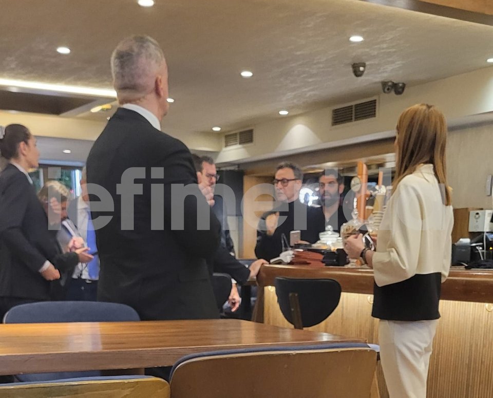 Καφεδάκι στο Κολωνάκι για την Ρομπέρτα Μετσόλα