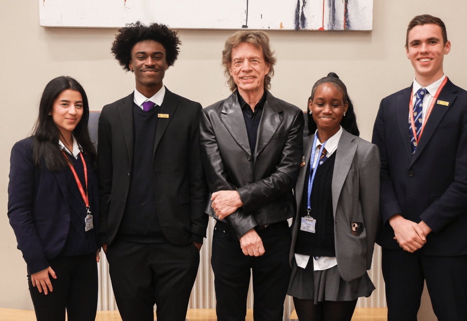 Ο Μικ Τζάγκερ έκανε απρόσμενη επίσκεψη στο παλιό του σχολείο