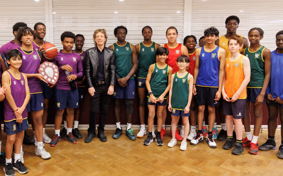 Ο Μικ Τζαγκερ φωτογραφήθηκε με τους μαθητές 