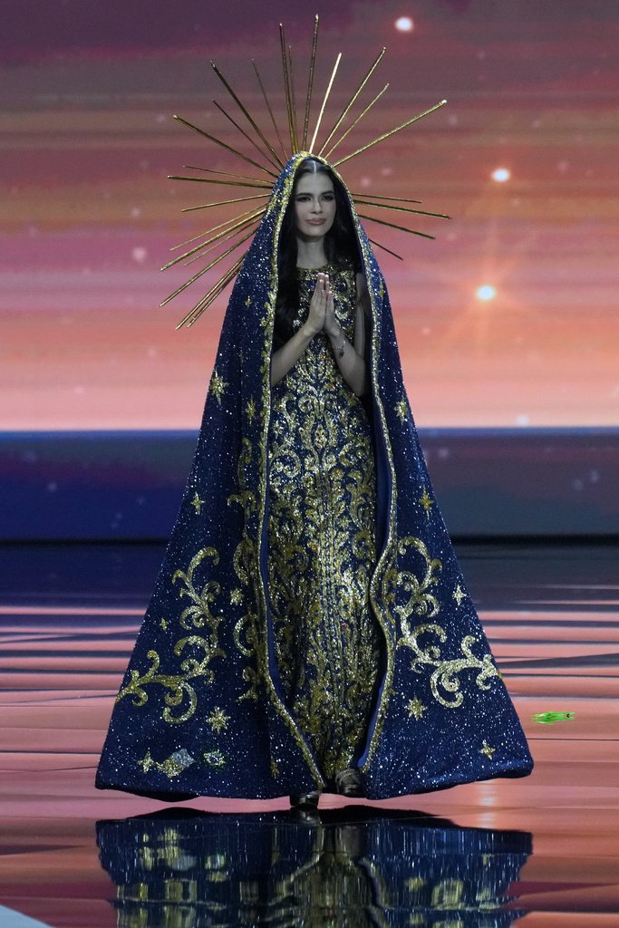 Η Miss Βραζιλία, Maria Gabriela Lacerda, παρουσίασε μια εθνική ενδυμασία που τιμούσε την καθολική της πίστη και την πολιούχο αγία της πατρίδας της. 