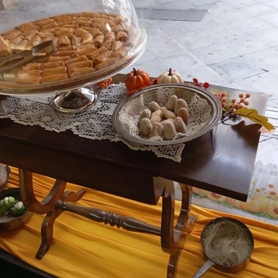 Σιροπιαστά και αμυγδαλωτά