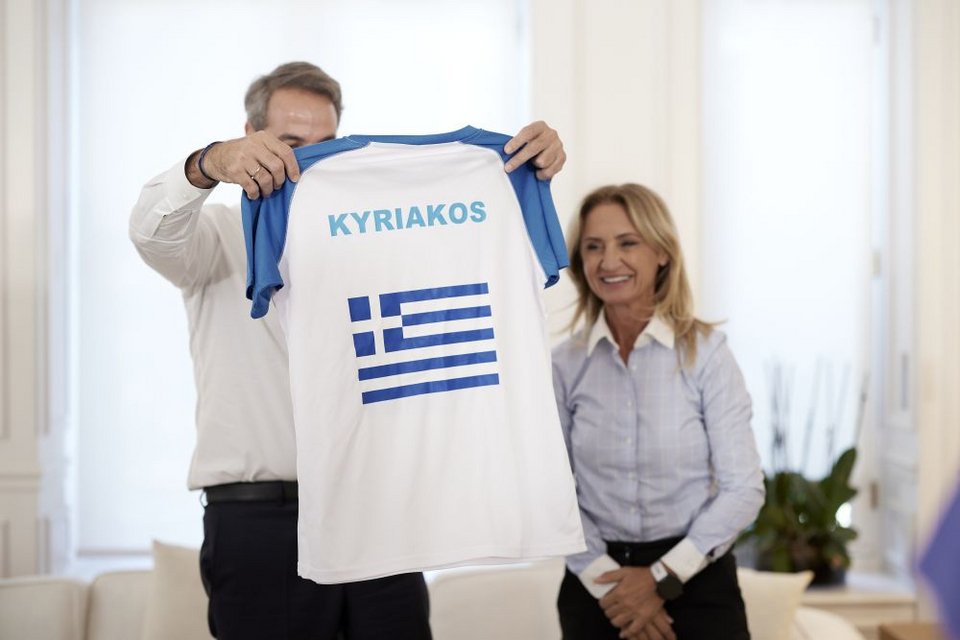H Mαρία Πολύζου έδωσε στον Πρωθυπουργό μία αθλητική μπλούζα με το όνομά του 