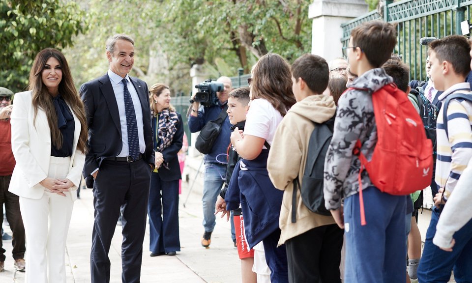 Ο Κυριάκος Μητσοτάκης και η Κίμπερλι Γκίλφοϊλ χαιρετούν μαθητές έξω από το Μαξίμου -Φωτογραφία: Γρ. Τύπου Πρωθυπουργού/ΔΗΜΗΤΡΗΣ ΠΑΠΑΜΗΤΣΟΣ