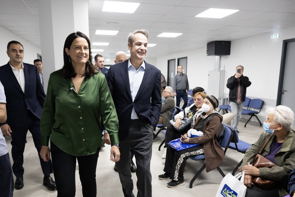 Ο πρωθυπουργός Κυριάκος Μητσοτάκης και η υπουργός Εργασίας Νίκη Κεραμέως στο ΚΕΠΑ Πειραιά