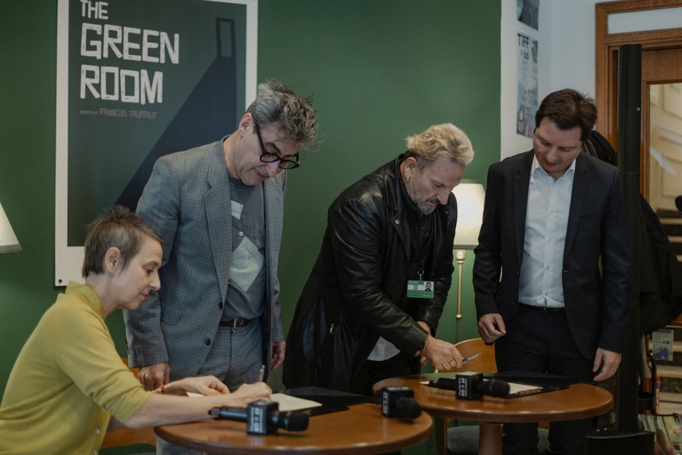 Το μνημόνιο υπέγραψαν από την πλευρά του Φεστιβάλ Κινηματογράφου Θεσσαλονίκης, η Γενική Διευθύντρια Ελίζ Ζαλαντό και ο Καλλιτεχνικός Διευθυντής Ορέστης Ανδρεαδάκης και από την πλευρά του Φεστιβάλ Αθηνών Επιδαύρου ο Γενικός Διευθυντής Ιωάννης Καπλάνης και ο Καλλιτεχνικός Διευθυντής Μιχαήλ Μαρμαρινό