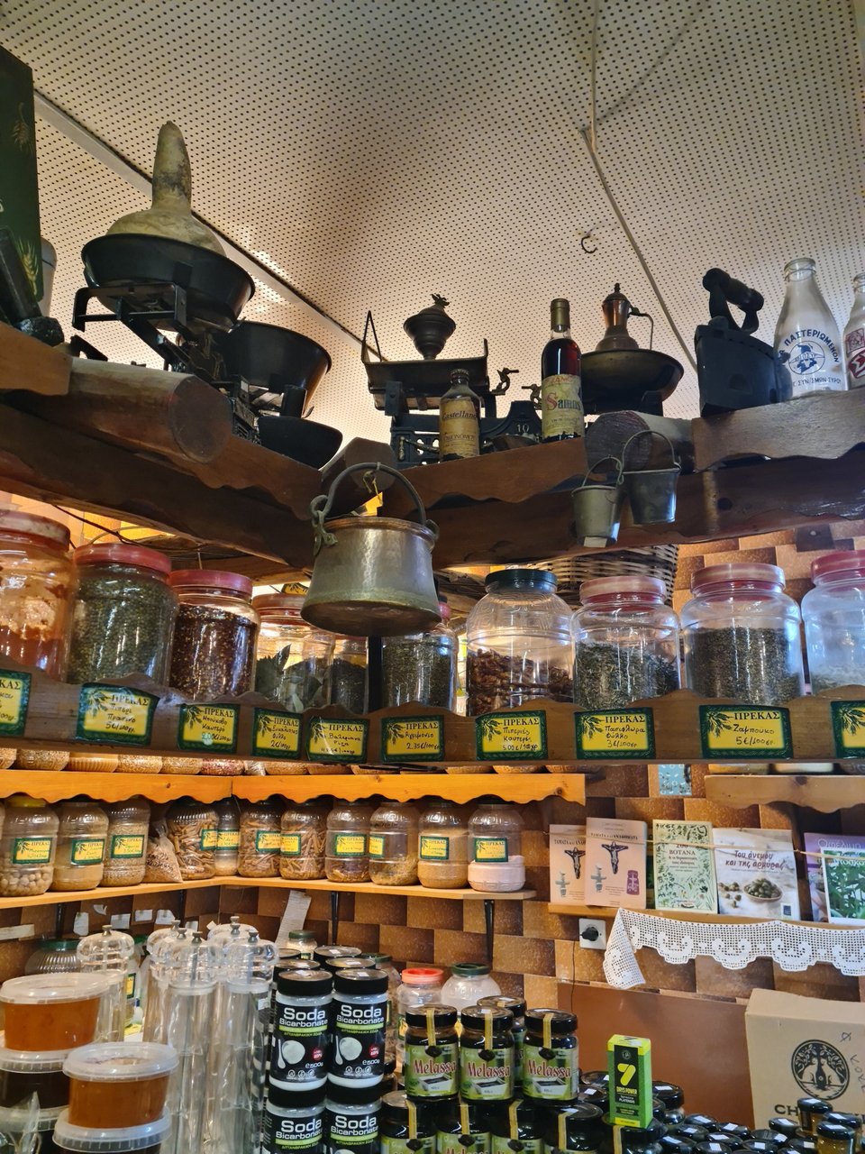 Στα ράφια του καταστήματος θα βρεις ότι τραβά η ψυχή σου 