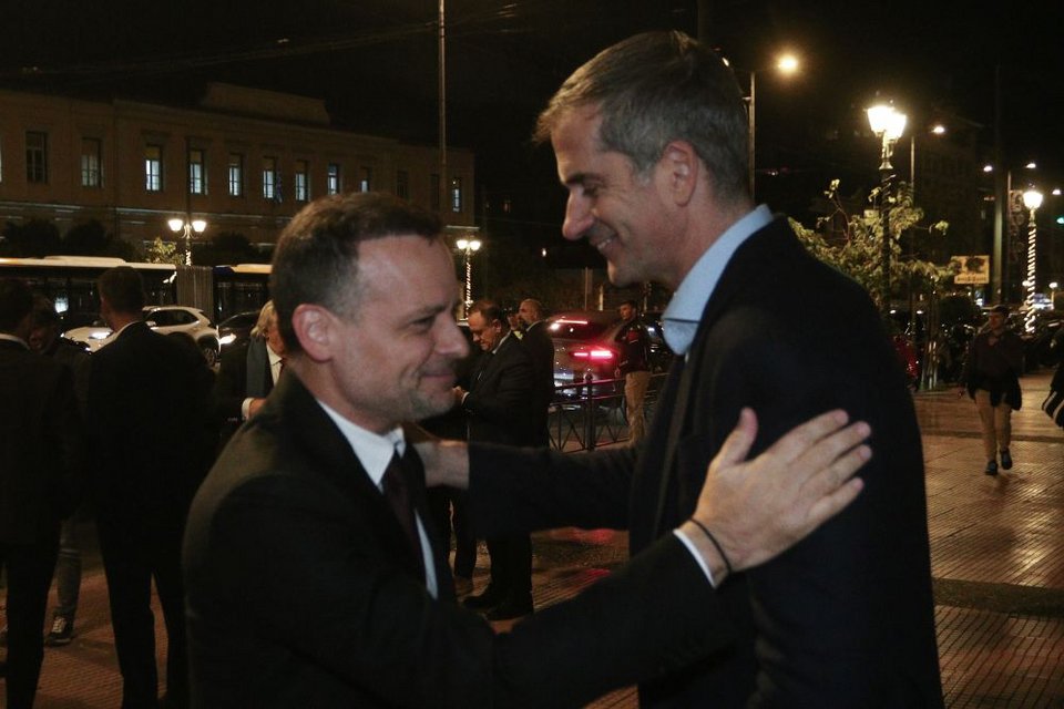 Το θερμό ενσταντανέ, μετά χειραψίας, από τη χθεσινή βραδιά