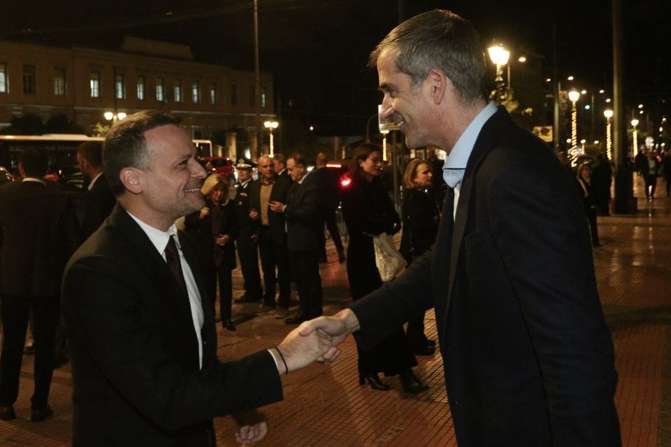 θερμό ενσταντανέ, μετά χειραψίας, του τέως και του νυν δημάρχου Αθηναίων