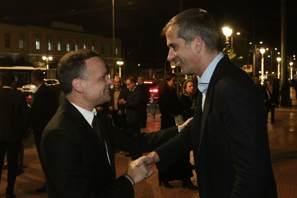 «Να σε δω να τα πούμε από κοντά» ακούστηκε να λέει ο Κώστας Μπακογιάννης και ο Χάρης Δούκας απάντησε «βεβαίως»