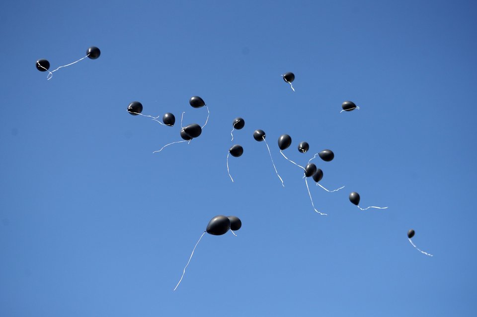 Οι συγγενείς άφησαν 25 μαύρα μπαλόνια στον αέρα στη μνήμη των νεκρών τους /IntimeNews 