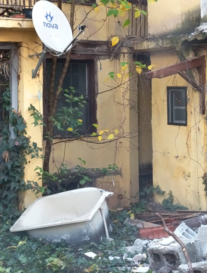 Τα κτίρια που έκρυβαν κινδύνους για την πρόκληση πυρκαγιών, στην Ανω πόλη, λόγω των σκουπιδιών και των αγριόχορτων, κατεδαφίζονται από τον δήμο Θεσσαλονίκης