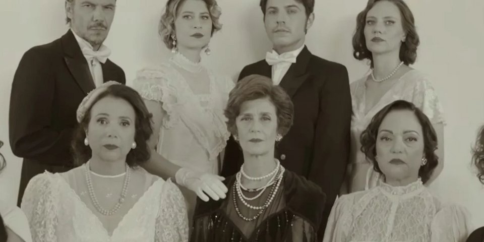 Το Θέατρο Παλλάς παρουσιάζει για τη θεατρική σεζόν 2025-2026, την παράσταση «Αλεξάνδρεια» με ένα καστ σπουδαίων ηθοποιών