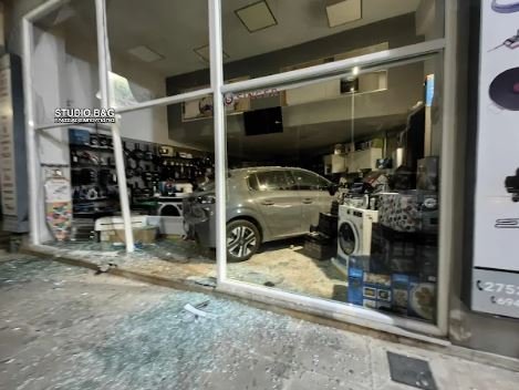  ΙΧ εισέβαλε σε κατάστημα προκαλώντας σοβαρές ζημιές 