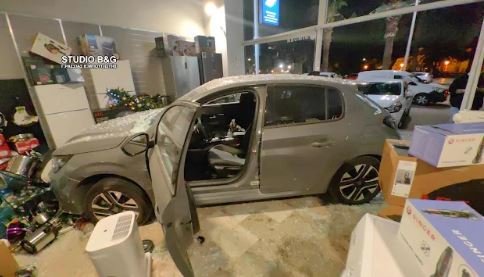  ΙΧ εισέβαλε σε κατάστημα προκαλώντας σοβαρές ζημιές 