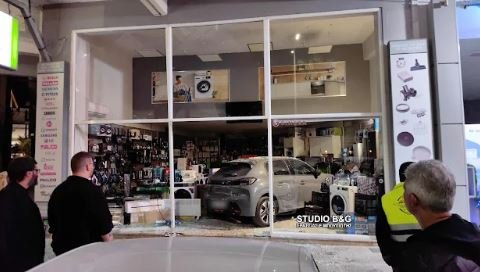 ΙΧ εισέβαλε σε κατάστημα προκαλώντας σοβαρές ζημιές
