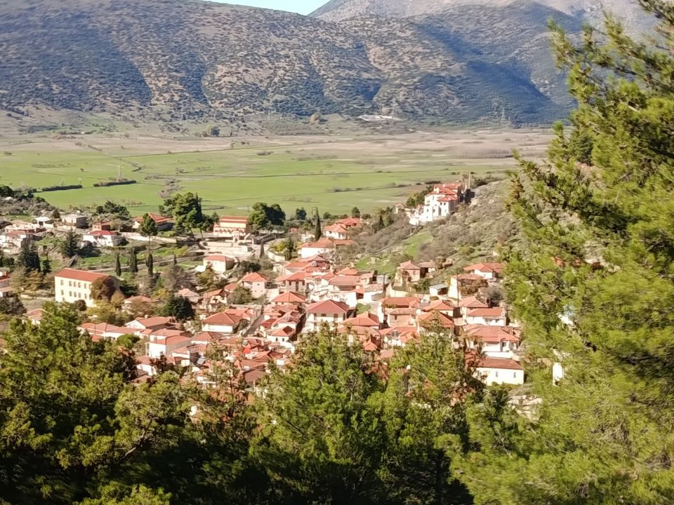 Πανοραμικά η Νεστάνη από το δρόμο που πηγαίνει προς τη Μονή