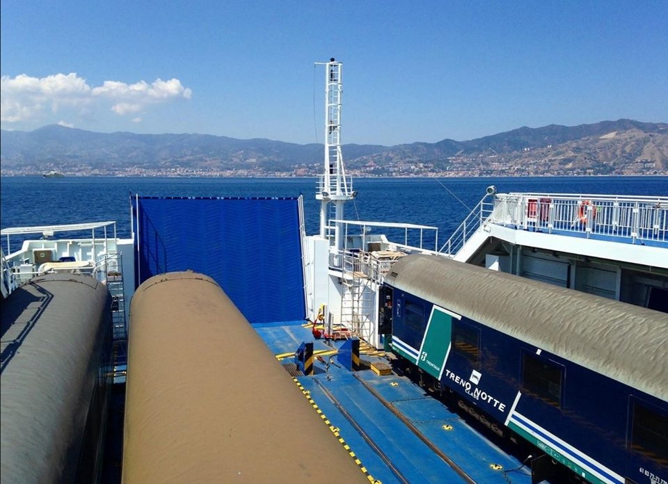 Οι ράγες του καταστρώματος κουμπώνουν πάνω στις σιδηροτροχιές, οι συνδέσεις με τα φρένα ασφαλίζουν, οι φωνές των εργατών πάνω στις μεταλλικές ράμπες ρυθμίζουν το τελευταίο άγγιγμα της τελειότητας / INTERCITY NOTTE 