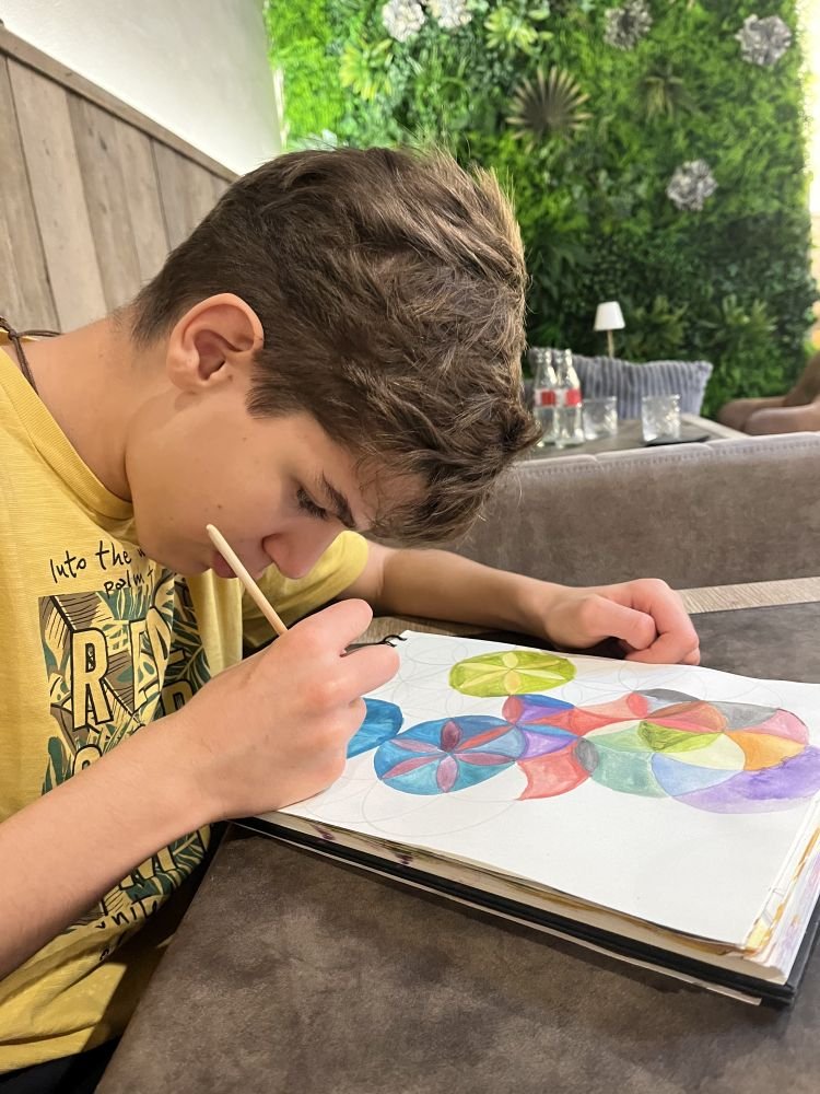 Οι κυκλικές γραμμές του Νικηφόρου και οι εκφραστικές πινελιές του μιλούν για έναν νου που δεν περιορίζεται, αλλά αναζητά συνεχώς το άπειρο