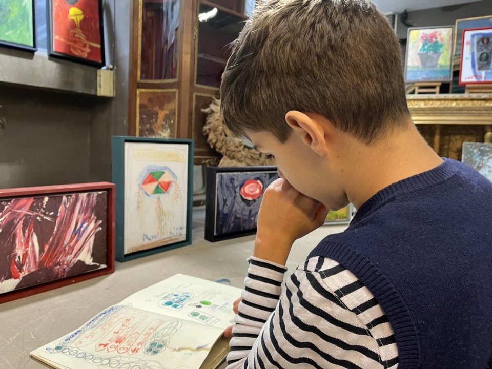 Ο Νικηφόρος είναι 14 ετών. Από τα δύο του χρόνια εκδήλωσε την αγάπη του για τη ζωγραφική, μεταφέροντας κάθε τι ενδιαφέρον σε καμβάδες και χαρτιά. Η Sianti Gallery παρουσιάζει την έκθεση «Αρκεί να το πιστέψεις»