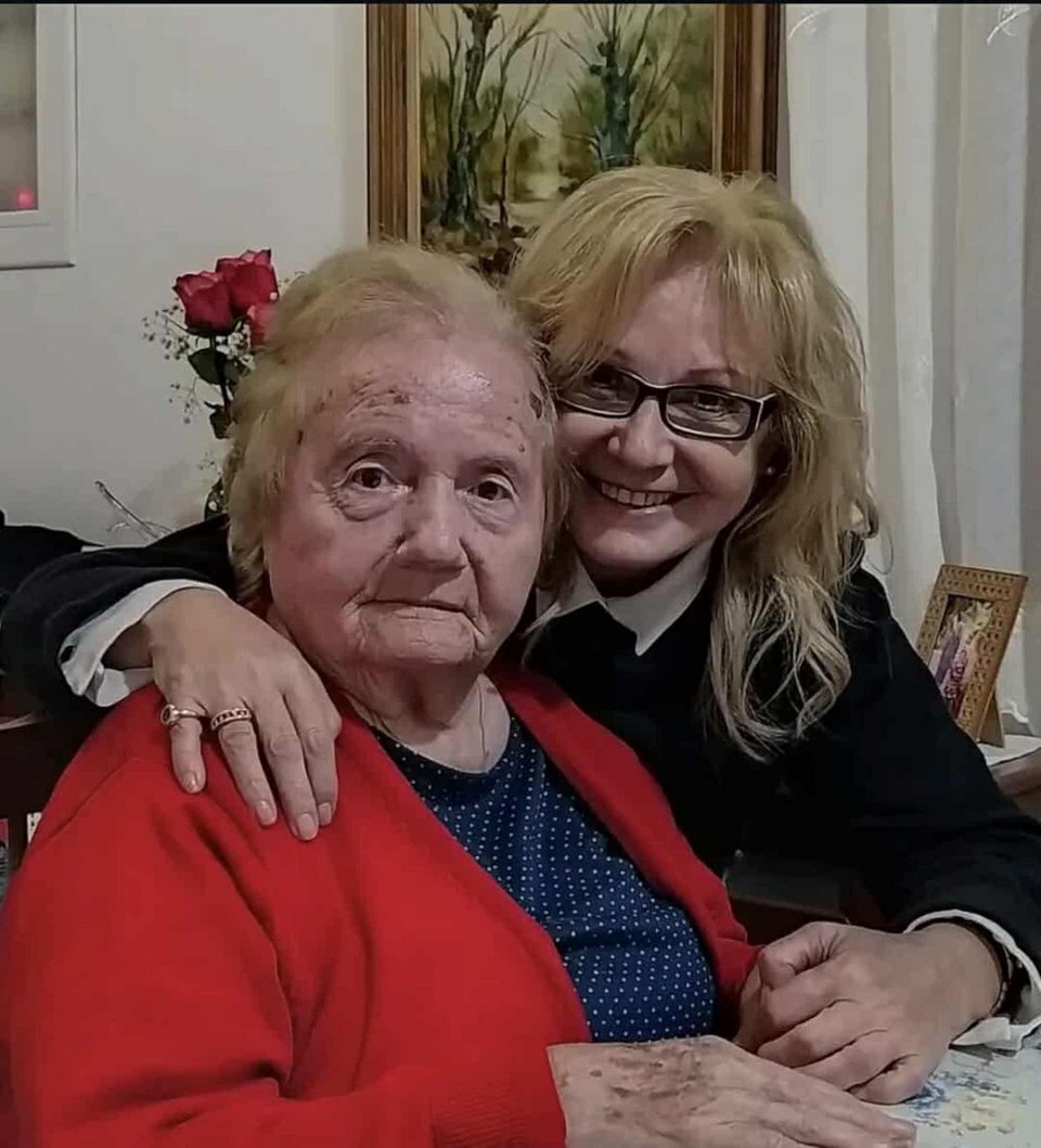 Η Αγγελική Νικολούλη με τη μητέρα της 