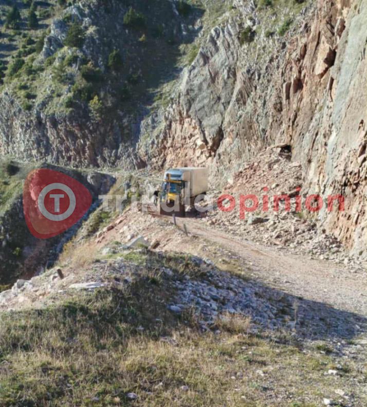 Νταλίκα εγκλωβίστηκε σε δρόμο με βράχια, στα ορεινά των Τρικάλων