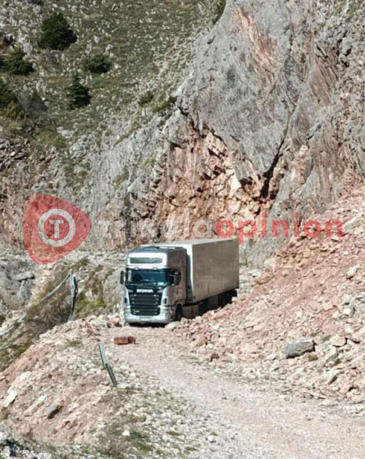  Νταλίκα εγκλωβίστηκε σε δρόμο με βράχια, στα ορεινά των Τρικάλων 