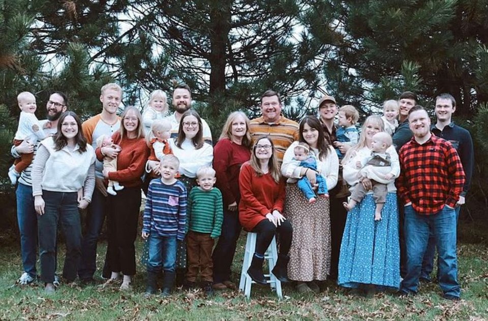 H πολυμελής οικογένεια με τα επτάδυμα και τους συζύγους τους 