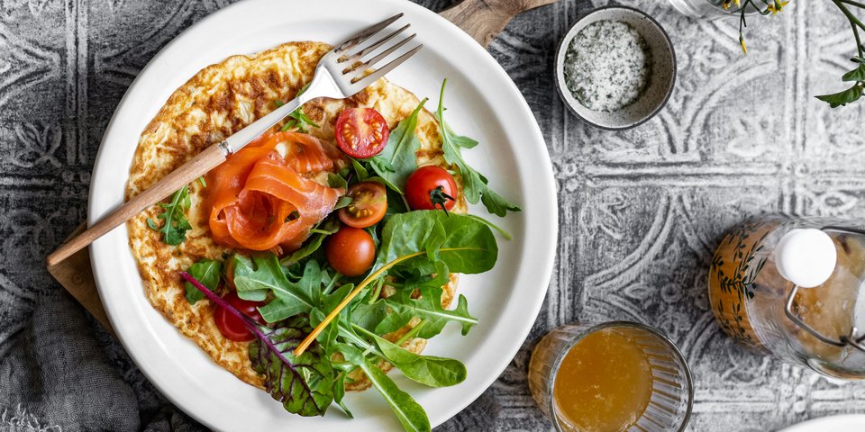 Κρέπα με cottage, σολομό και λαχανικά / Φωτογραφία: Unsplash