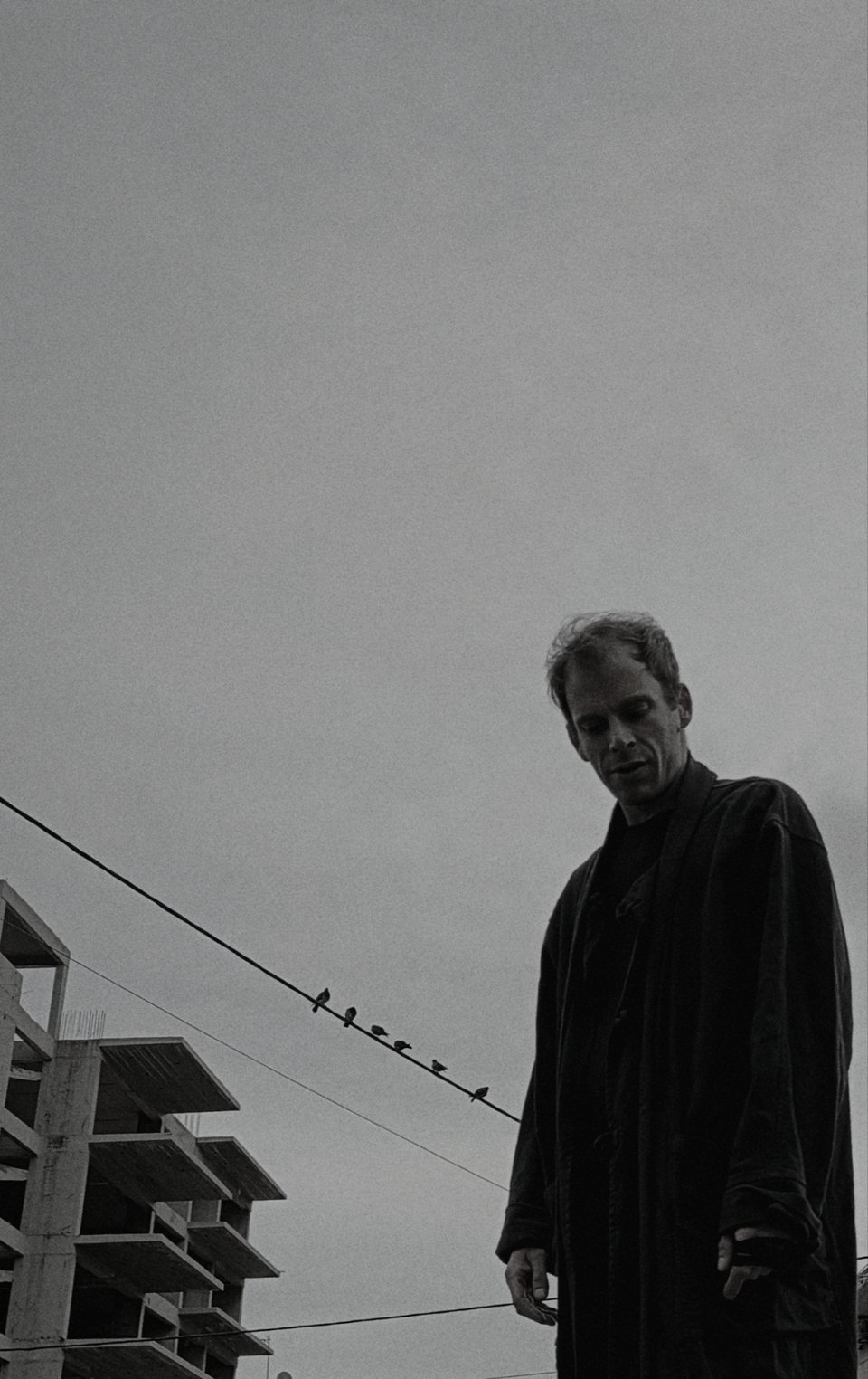 Η διαδρομή ενός βρικόλακα μέσα στους αιώνες, ζωντανεύει με τον Ομηρο Πουλάκη, τη Δευτέρα 24 Νοεμβρίου στο Δημοτικό Νεκροταφείο Πειραιά. 