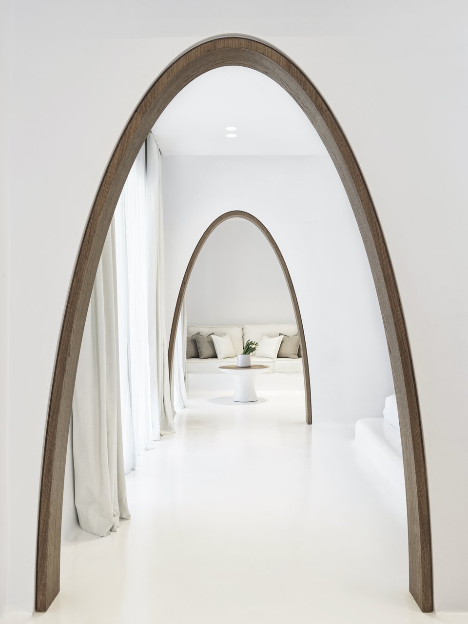 Καμάρες πλαισιωμένες με ξύλο σε σουίτα του ξενοδοχείου Mykonos Earth Suites από το αρχιτεκτονικό γραφείο Omniview Design